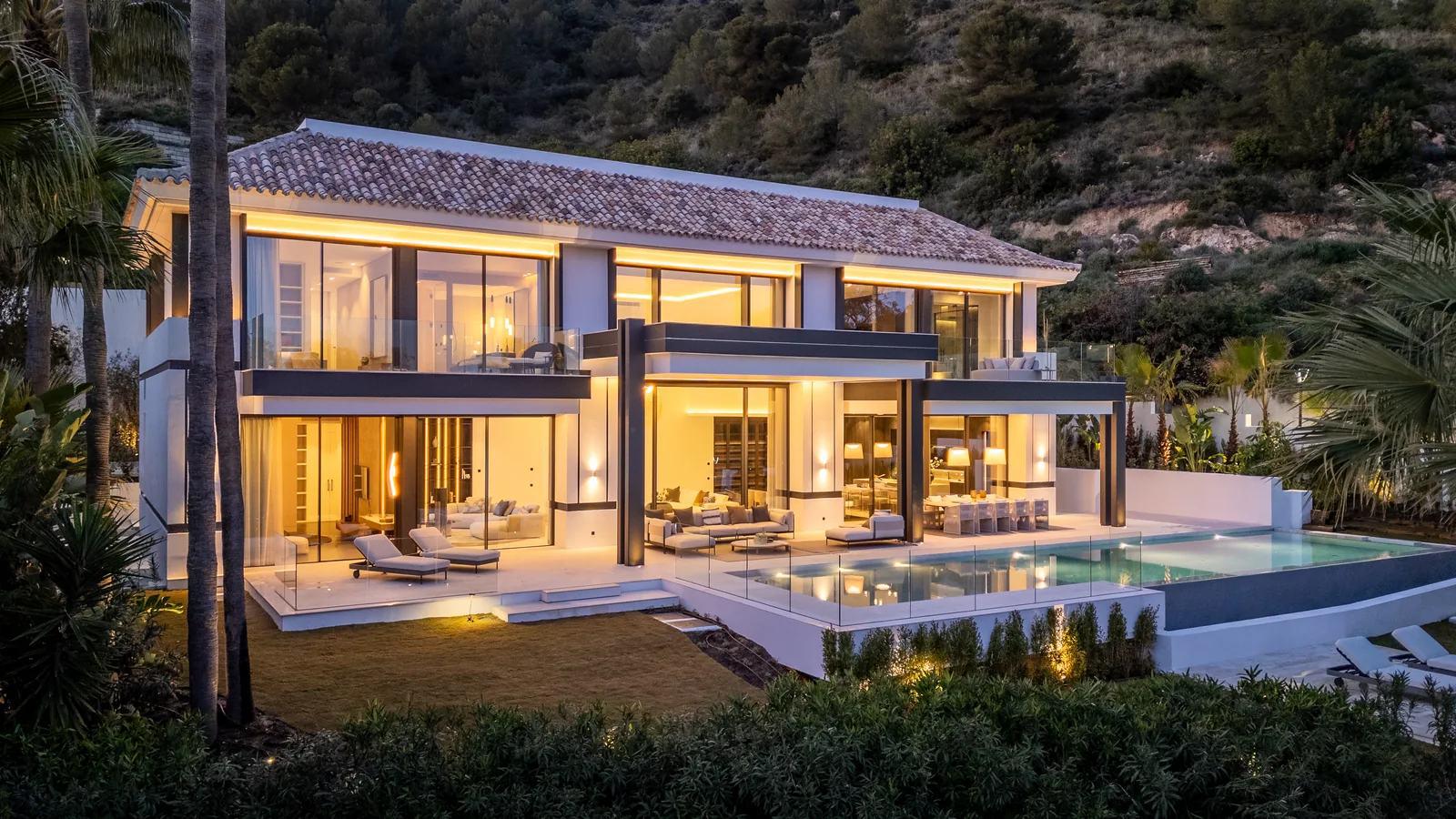Contemporary Architectural Masterpiece in Cascada de Camoján, Marbella - View 7