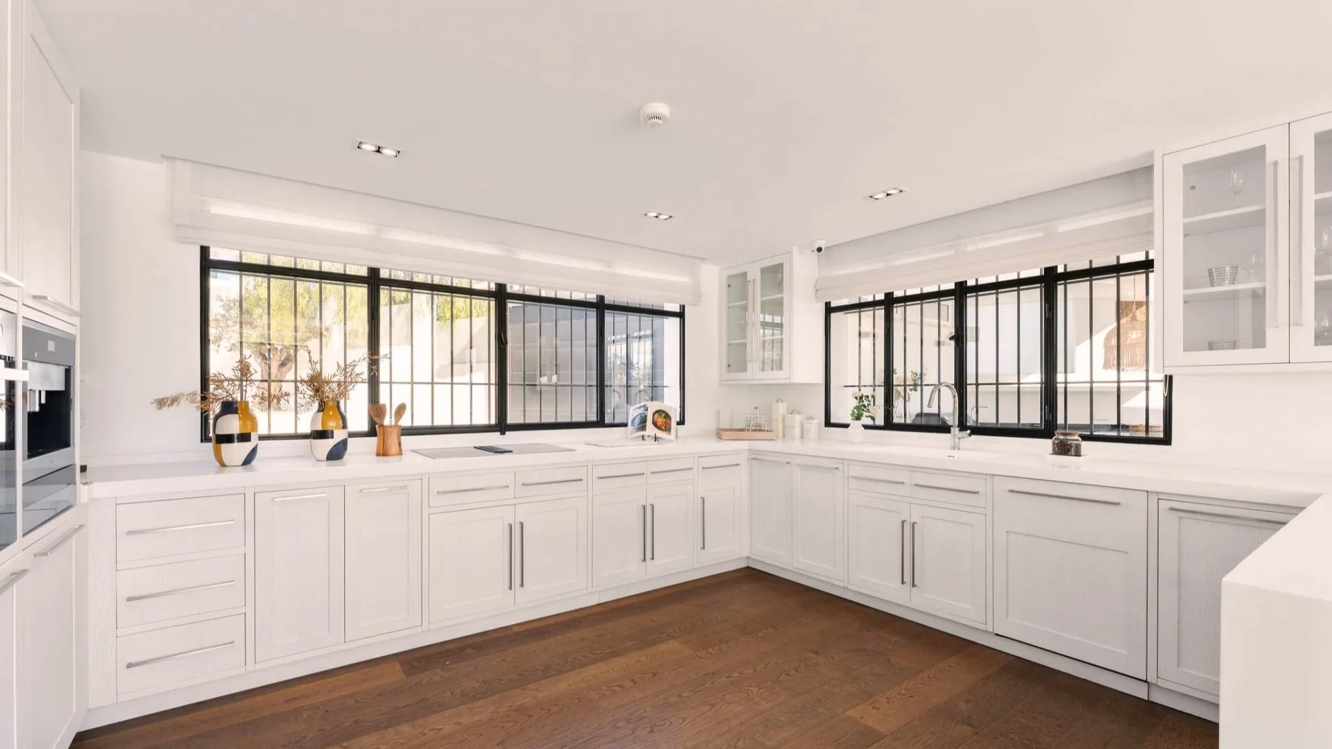 Elegant Family Home in Marbella: Luxurious Living with Scenic Views - View 7