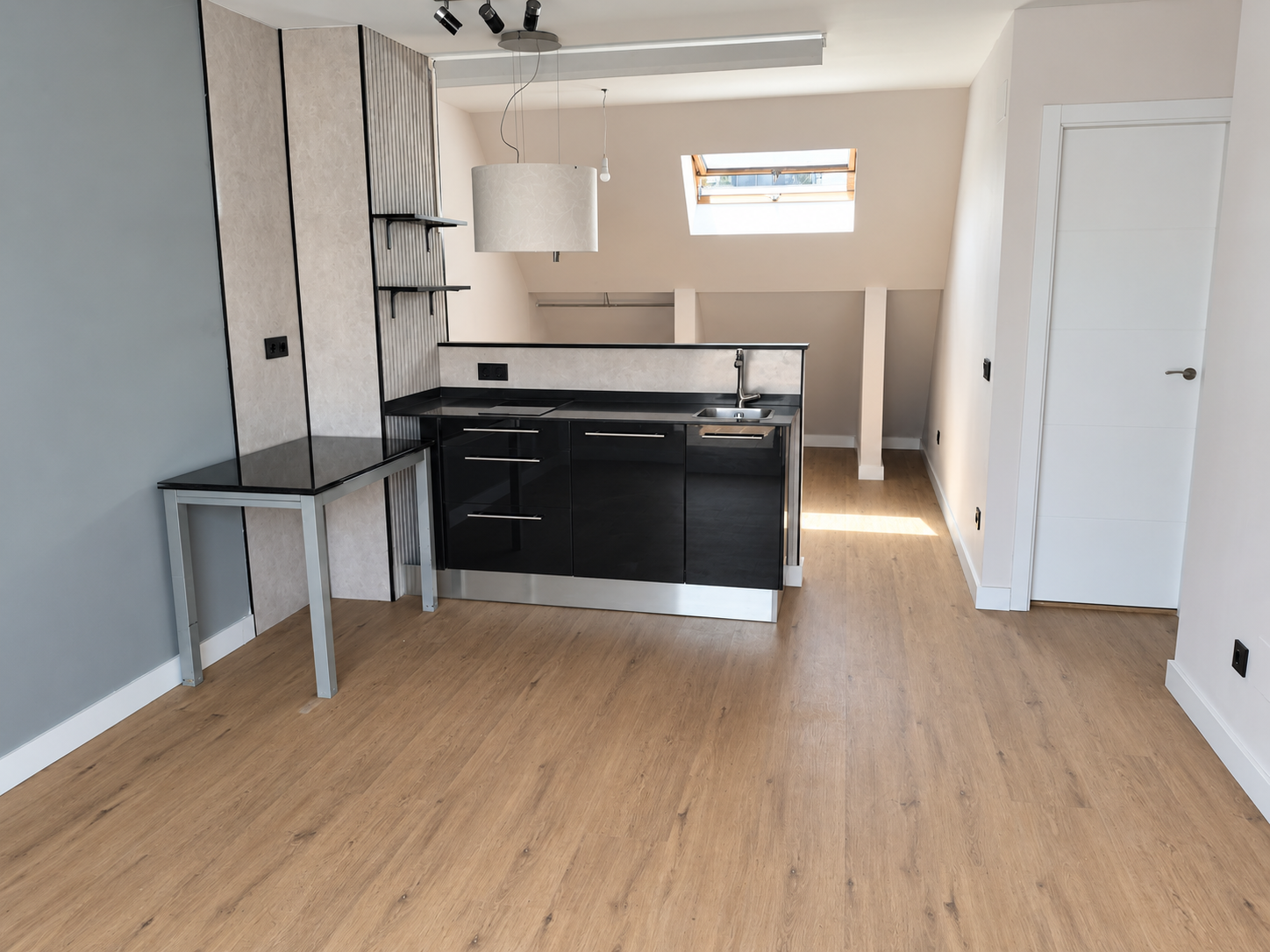 TOP-FLOOR APARTMENT WITH PRIVATE TERRACE - View 15