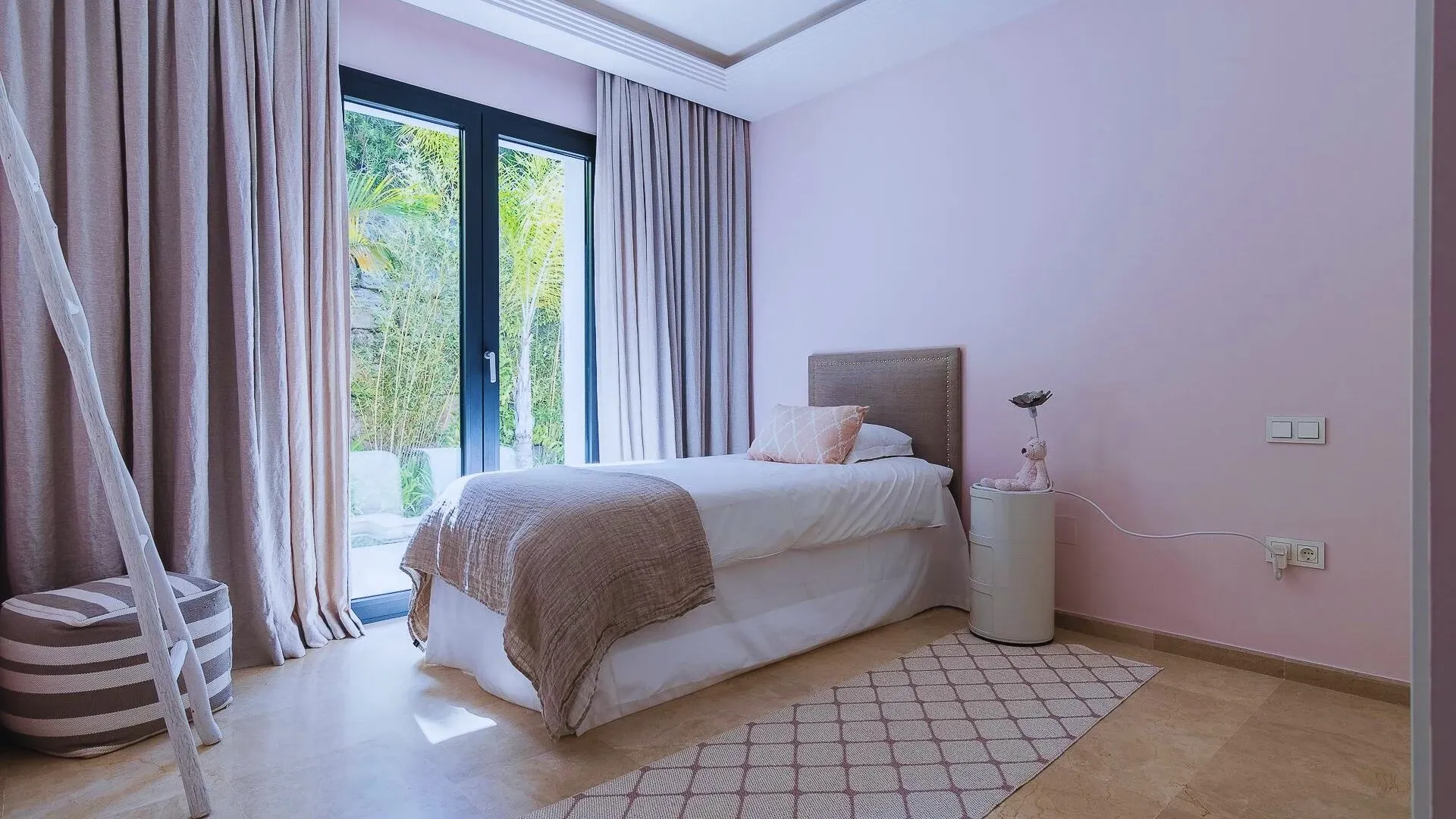 Exquisite Villa: A Luxurious Golf Valley Retreat in Andalucía - View 7