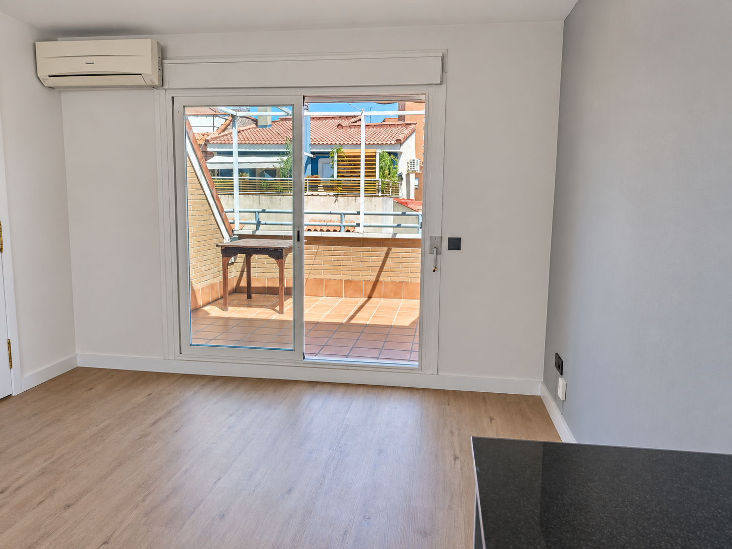 TOP-FLOOR APARTMENT WITH PRIVATE TERRACE - View 6