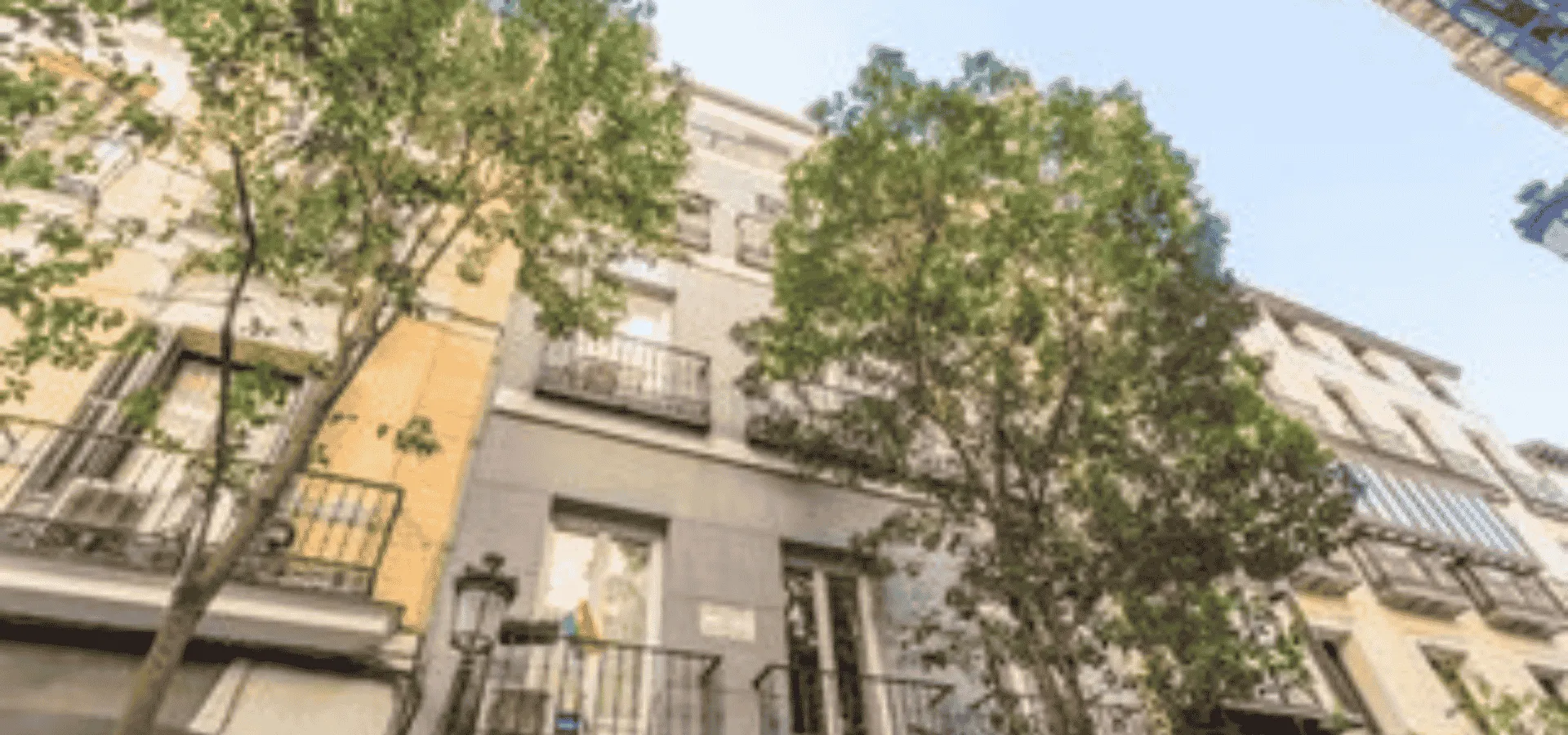 Elegant 3-Bedroom Apartment with Balcony and Modern Amenities - View 11