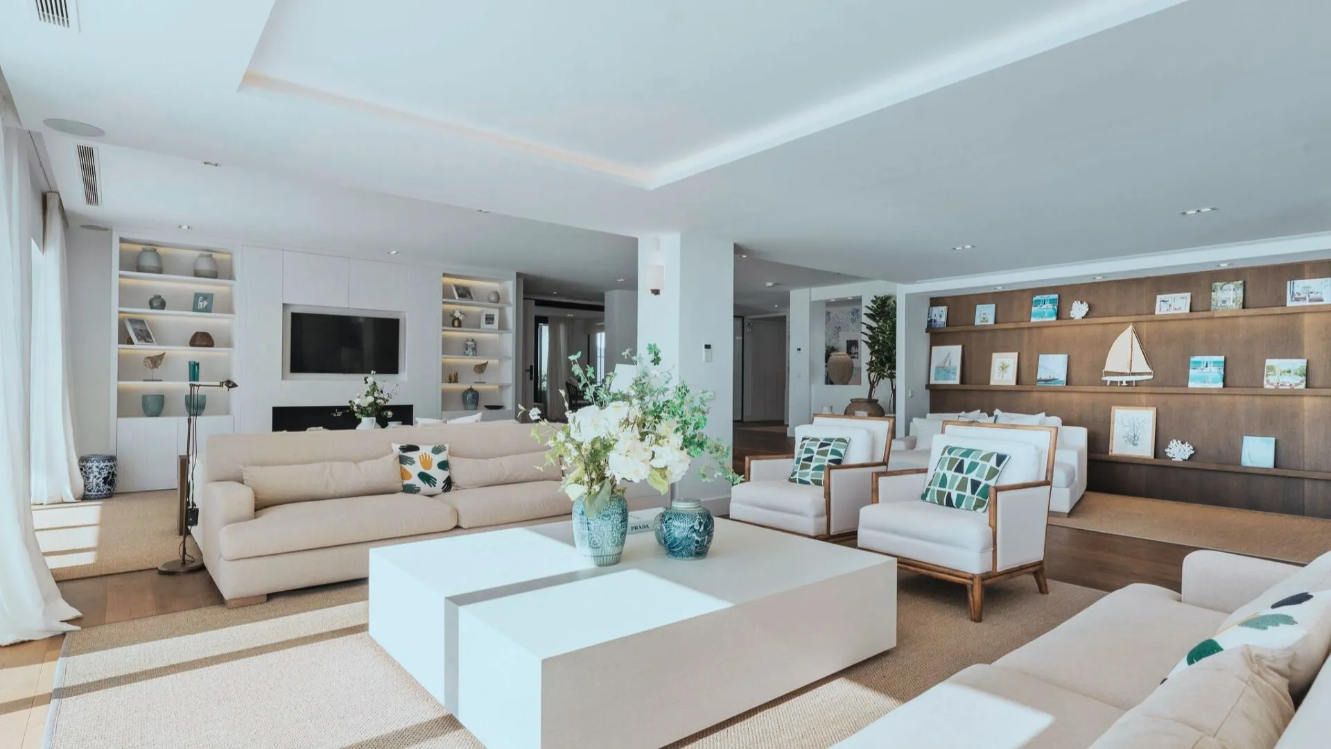 Elegant Family Home in Marbella: Luxurious Living with Scenic Views - View 9