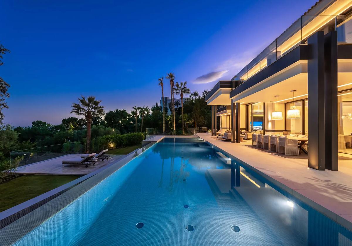 Contemporary Architectural Masterpiece in Cascada de Camoján, Marbella