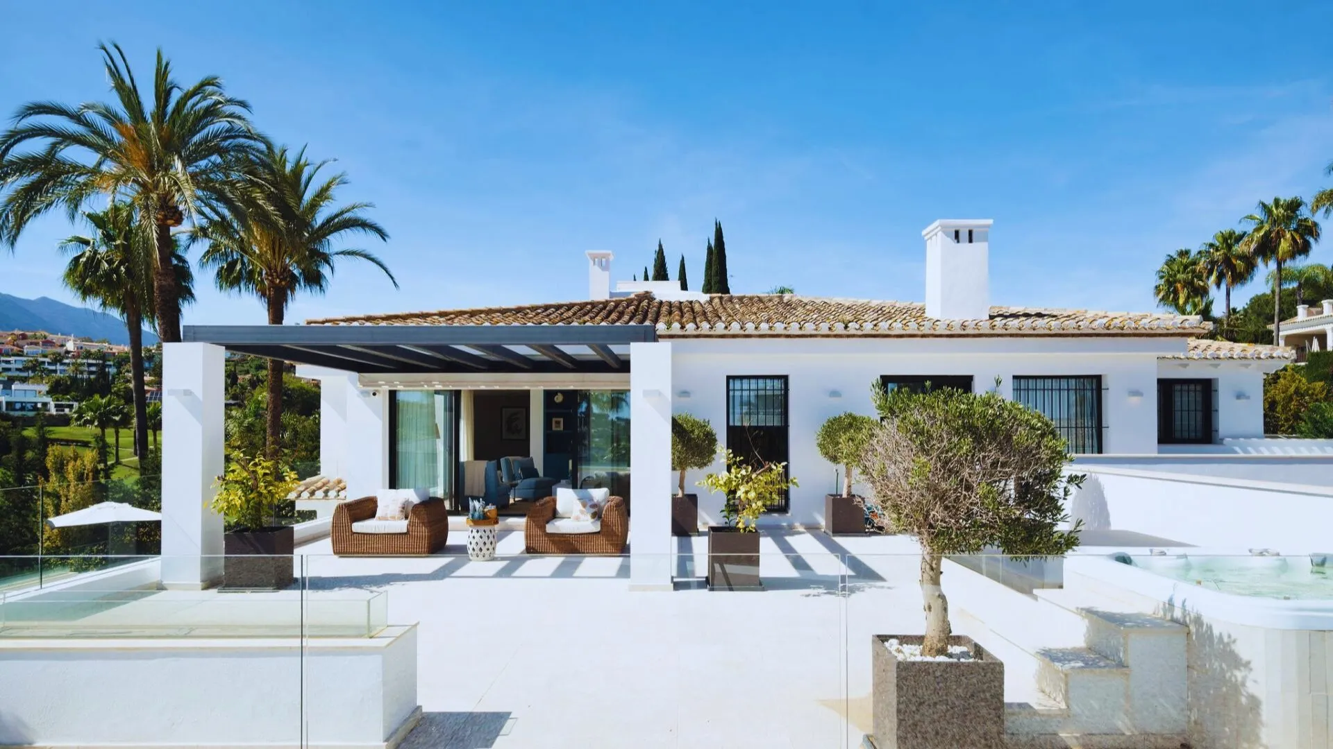 Elegant Family Home in Marbella: Luxurious Living with Scenic Views - View 11