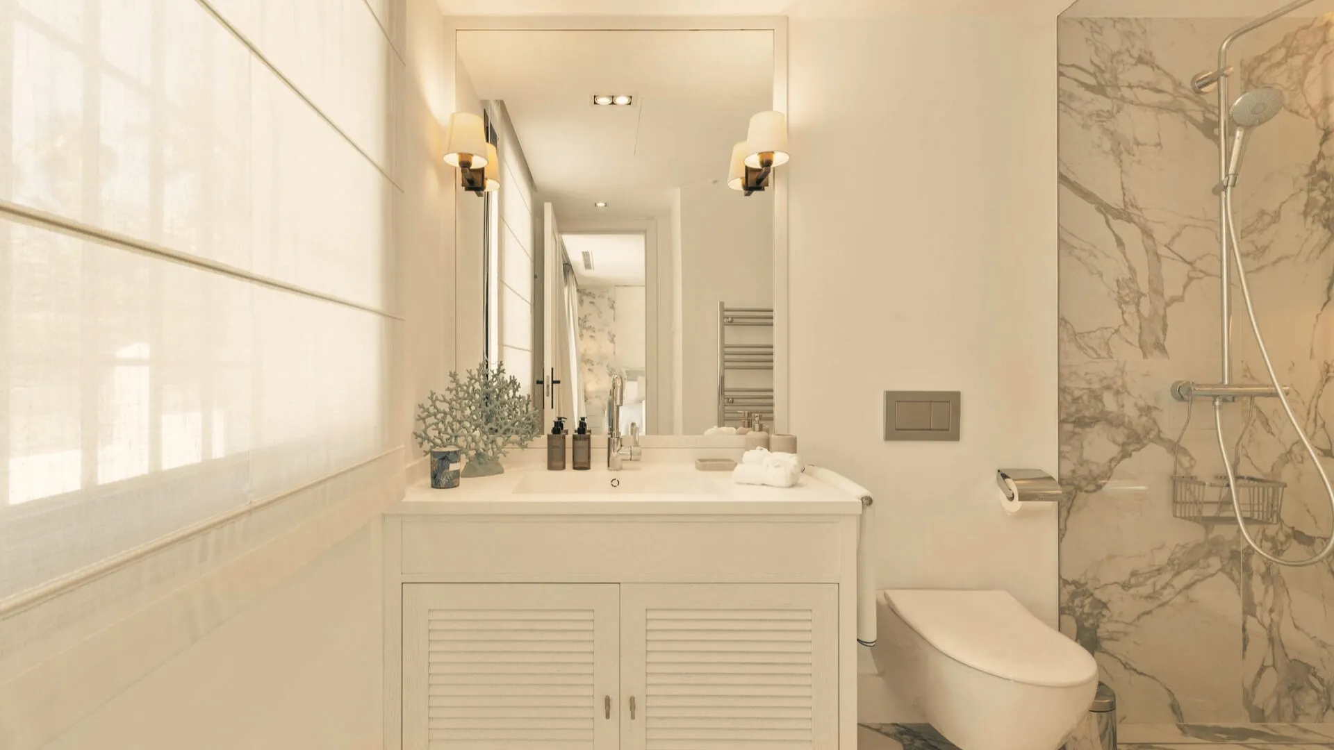 Elegant Family Home in Marbella: Luxurious Living with Scenic Views - View 8