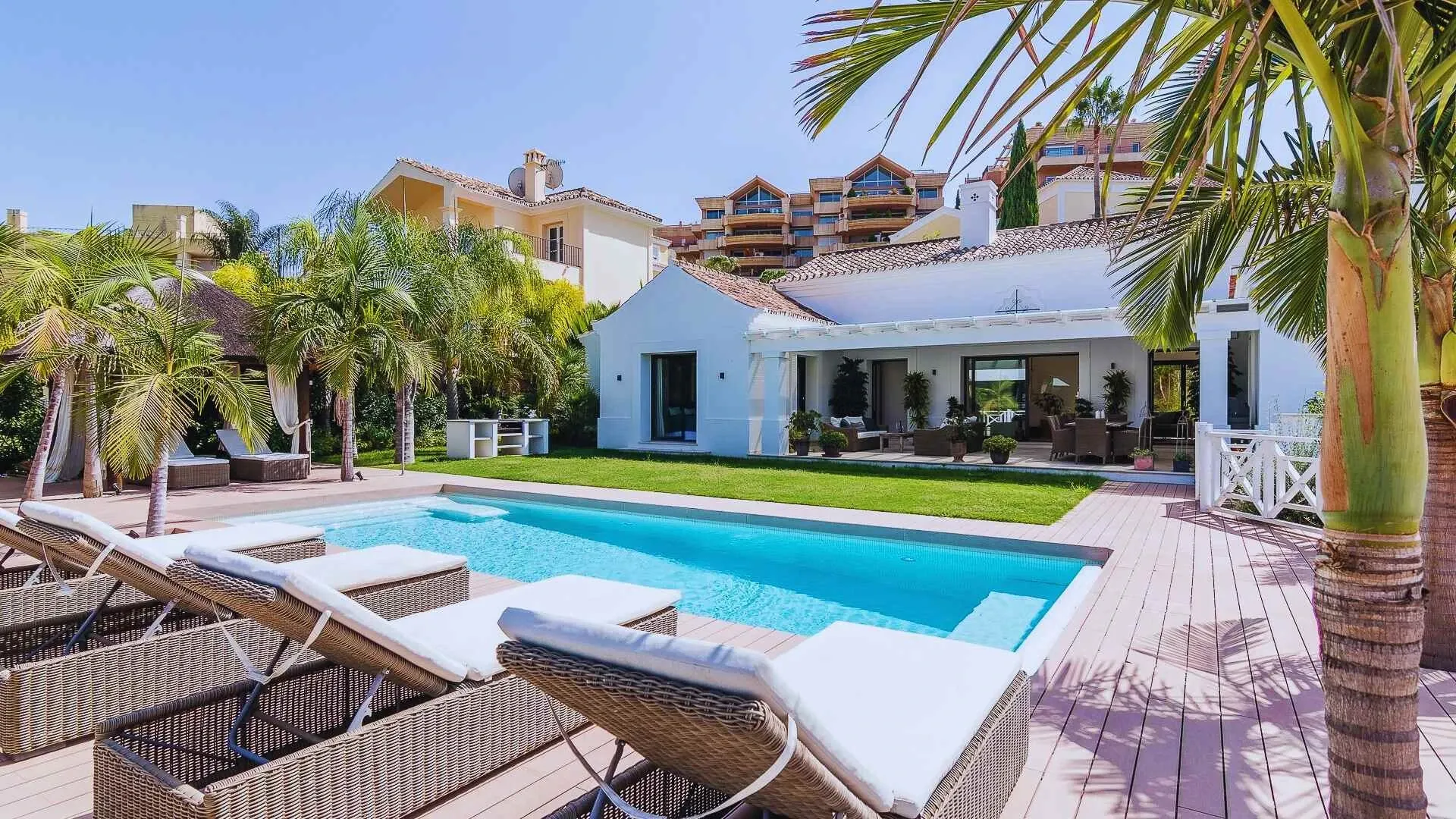 Exquisite Villa: A Luxurious Golf Valley Retreat in Andalucía - View 11