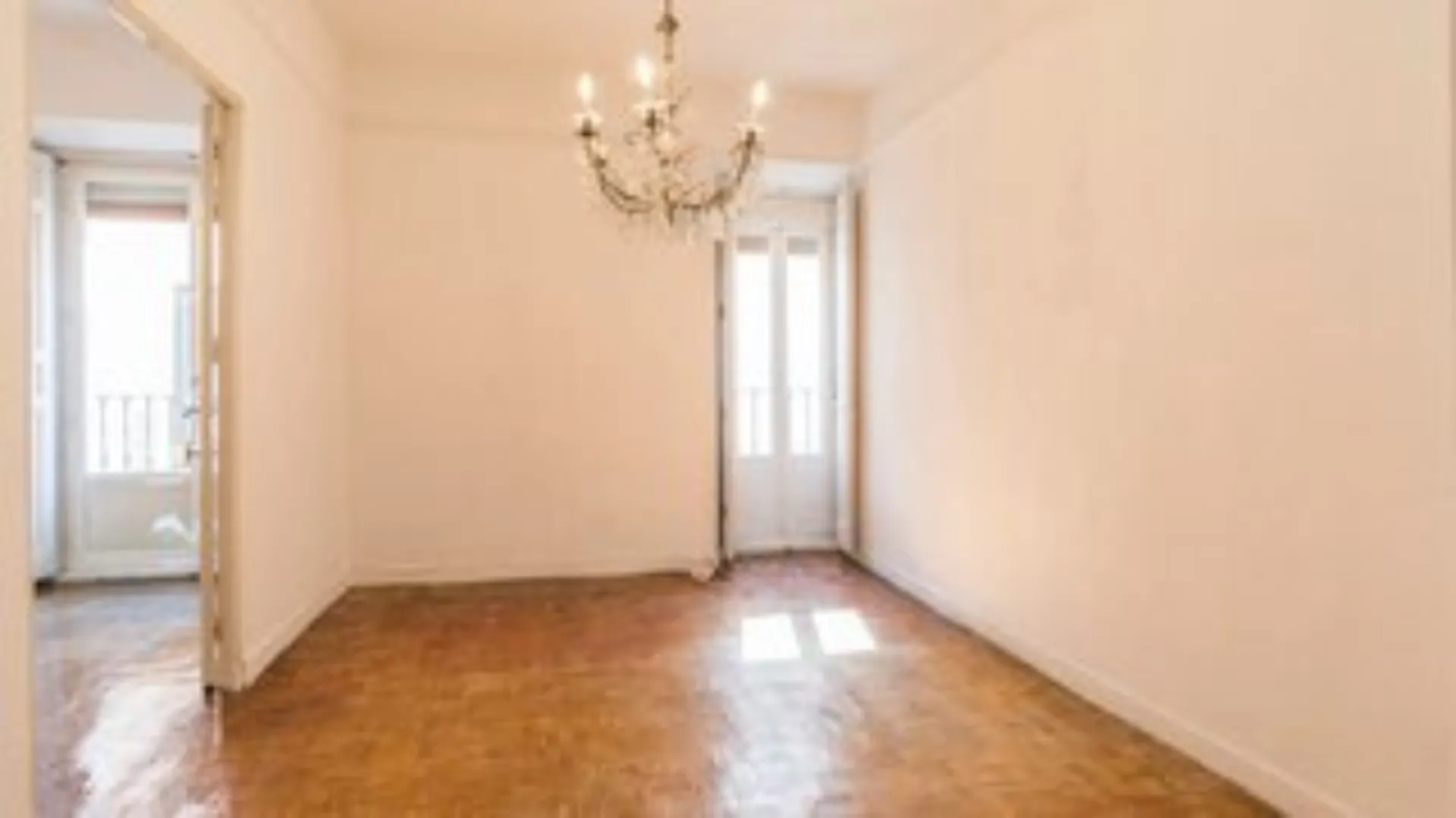 Bright & Spacious 3-Bedroom Apartment in the Heart of Madrid – Your Dream Home Awaits! - View 9