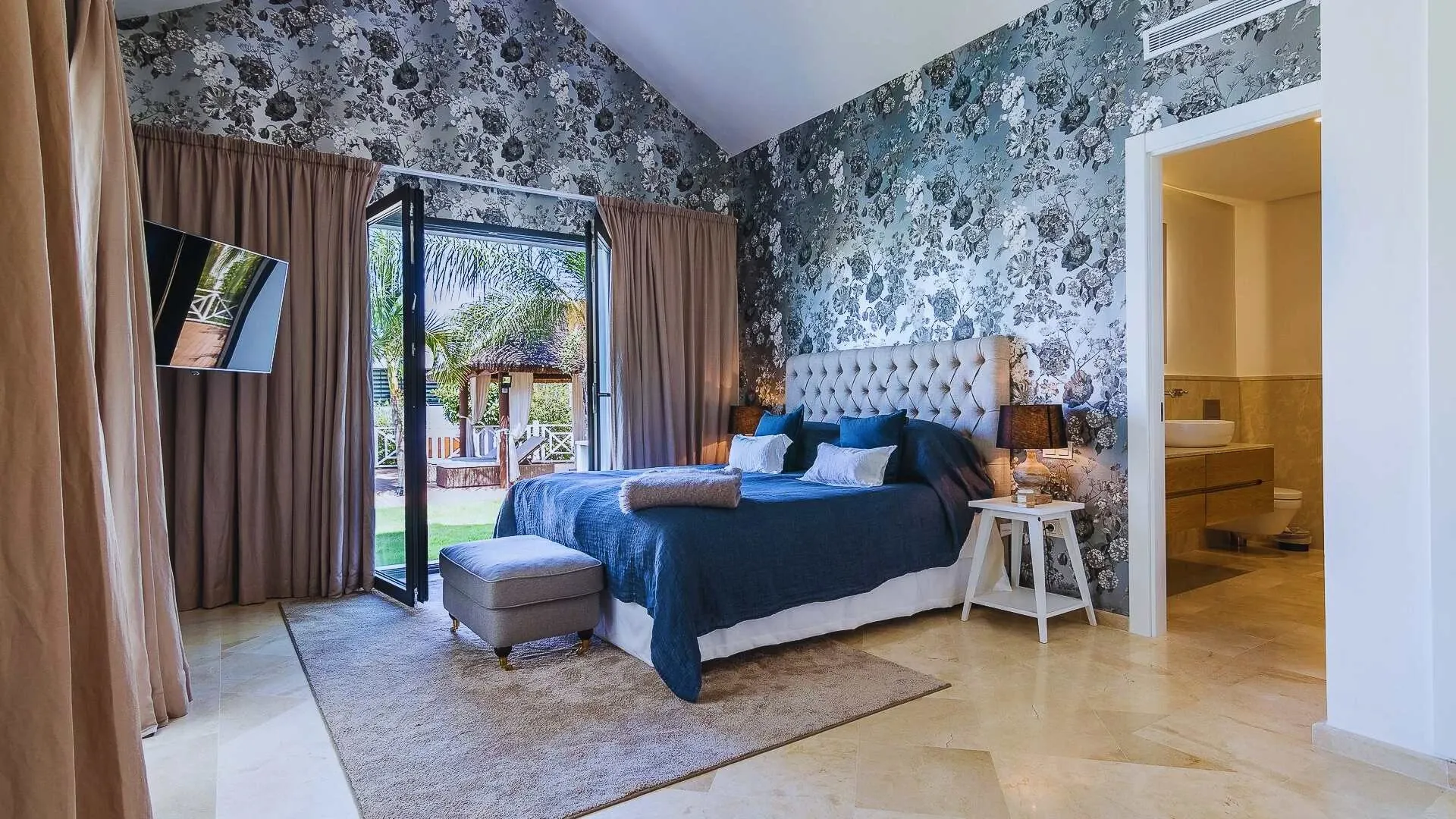 Exquisite Villa: A Luxurious Golf Valley Retreat in Andalucía - View 10