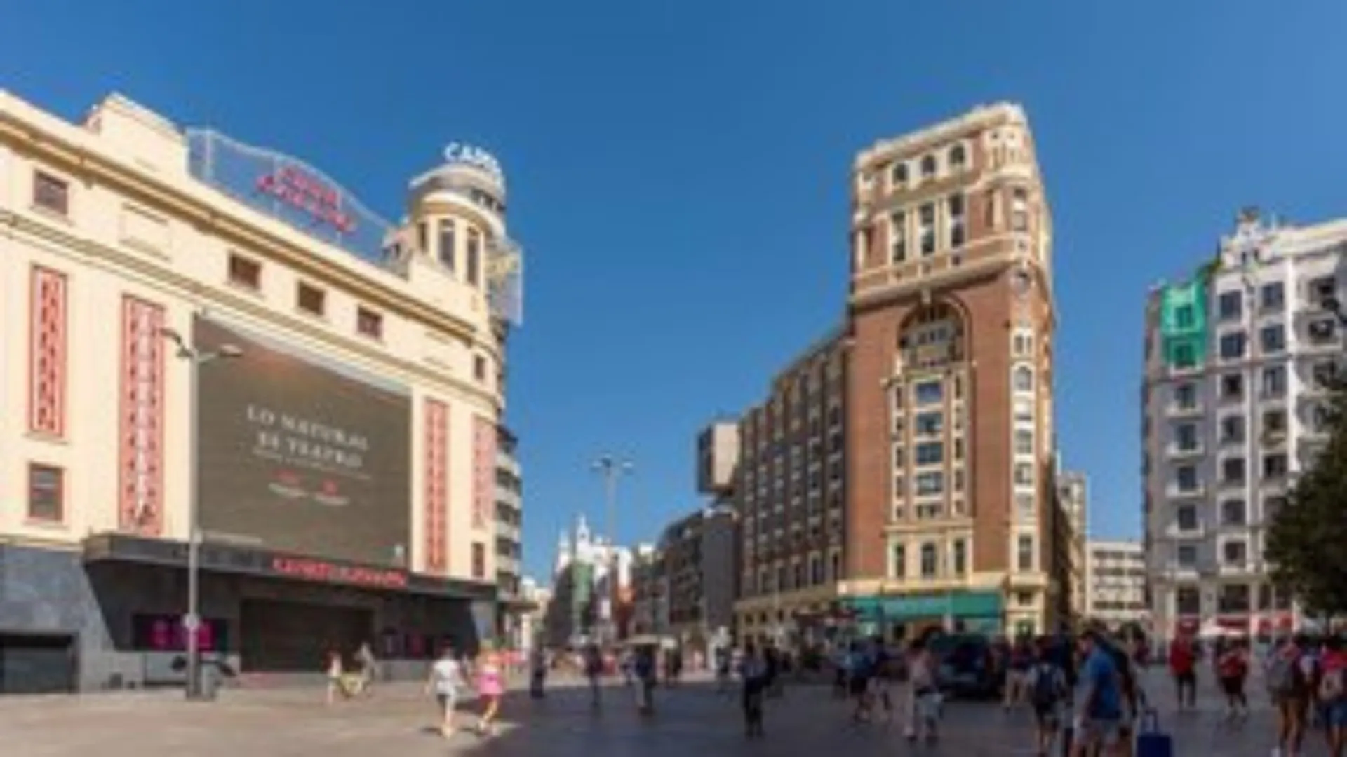 Bright & Spacious 3-Bedroom Apartment in the Heart of Madrid – Your Dream Home Awaits! - View 11