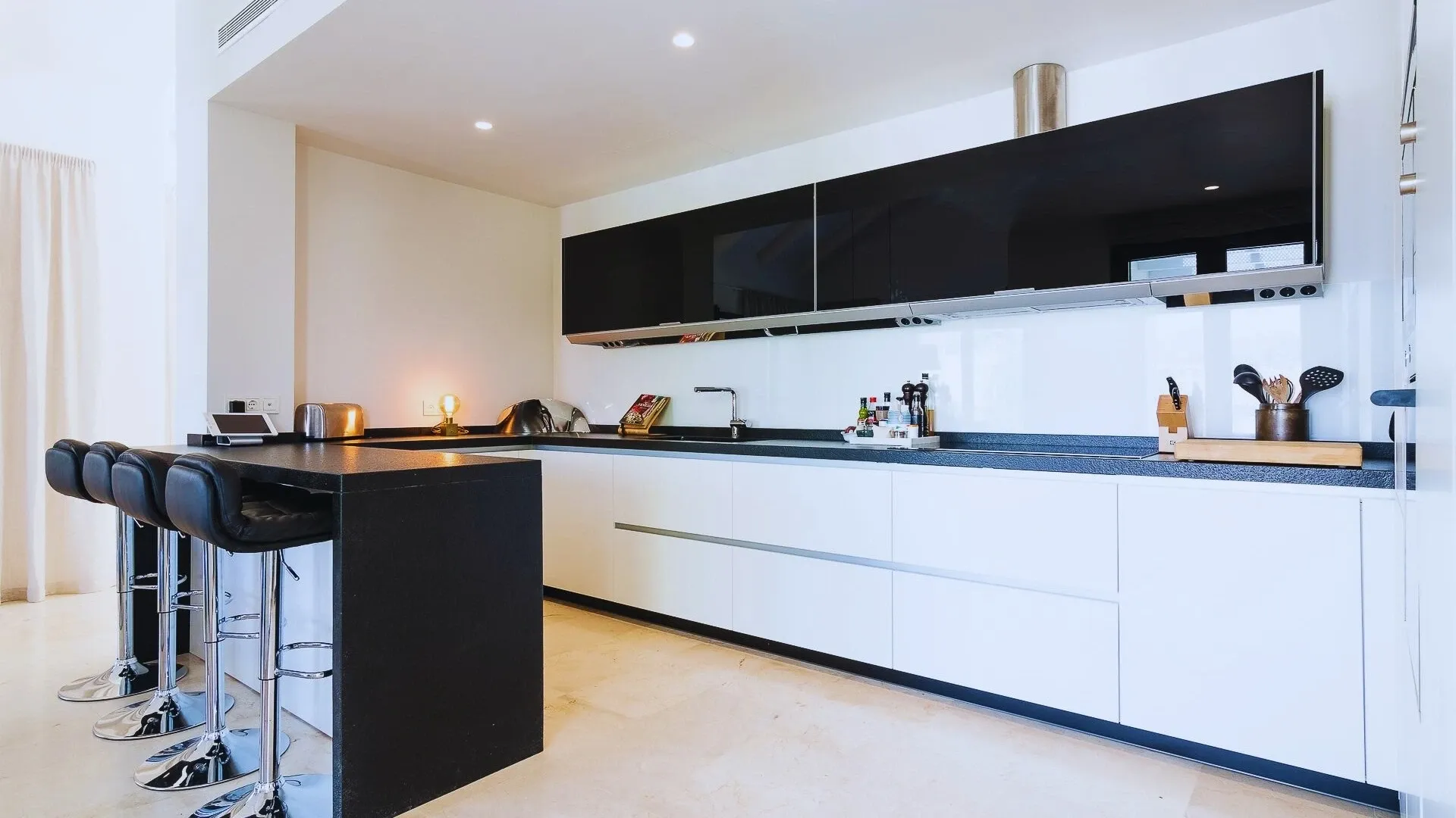 Exquisite Villa: A Luxurious Golf Valley Retreat in Andalucía - View 9