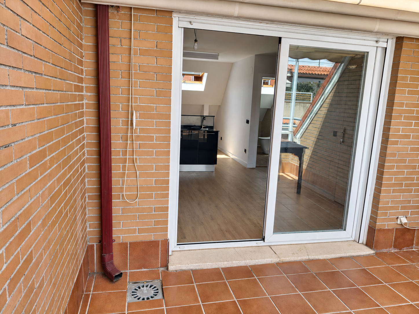 TOP-FLOOR APARTMENT WITH PRIVATE TERRACE - View 8