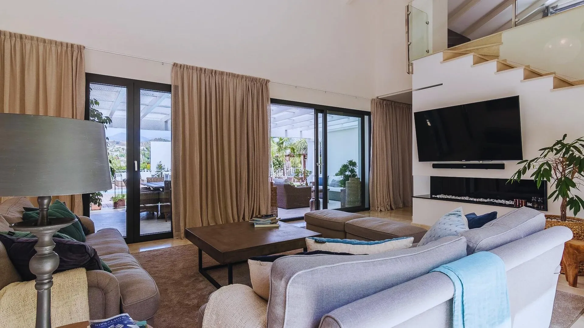 Exquisite Villa: A Luxurious Golf Valley Retreat in Andalucía - View 8