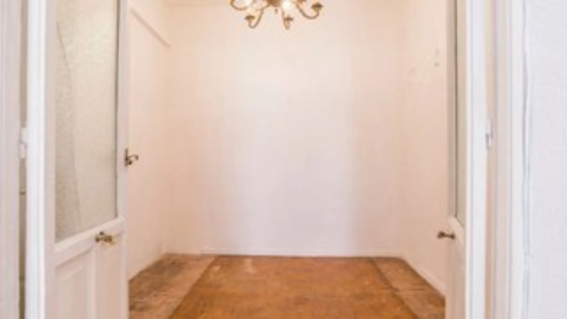 Bright & Spacious 3-Bedroom Apartment in the Heart of Madrid – Your Dream Home Awaits! - View 8