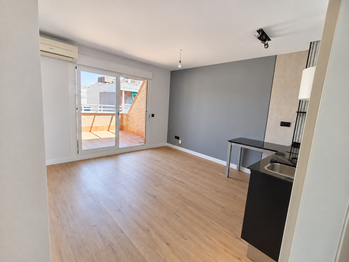 TOP-FLOOR APARTMENT WITH PRIVATE TERRACE